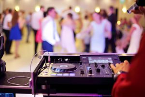 Band or DJ: Which One to Hire for a Wedding Party?